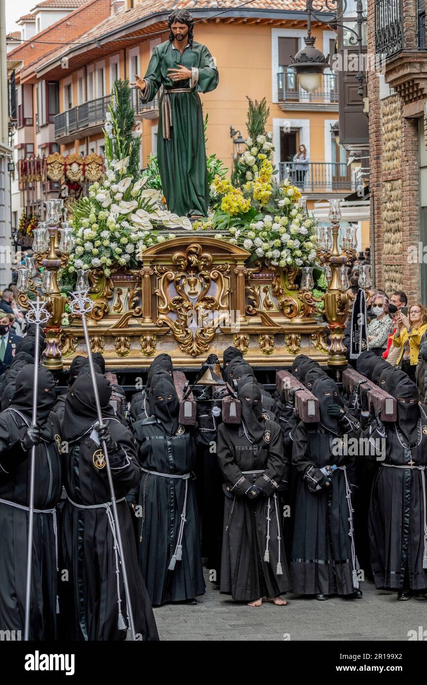 Mitglieder des Cofradía del Cristo del Gran Poder tragen während einer Semana-Santa-Prozession in Spanien einen Paso durch die Straßen von Leon Stockfoto