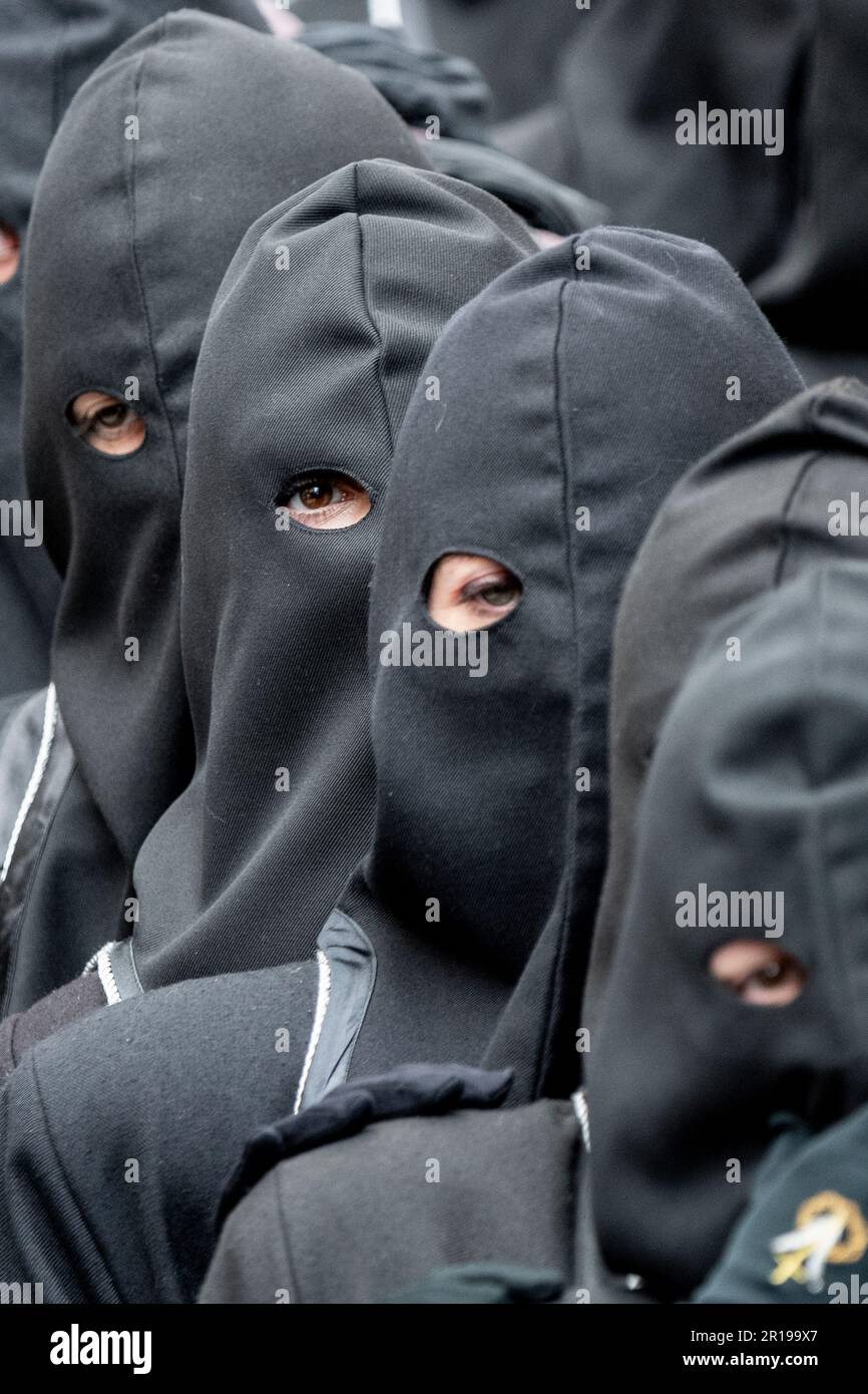 Mitglieder des Cofradía del Cristo del Gran Poder tragen während einer Semana-Santa-Prozession in Leon, Spanien, einen Paso Stockfoto