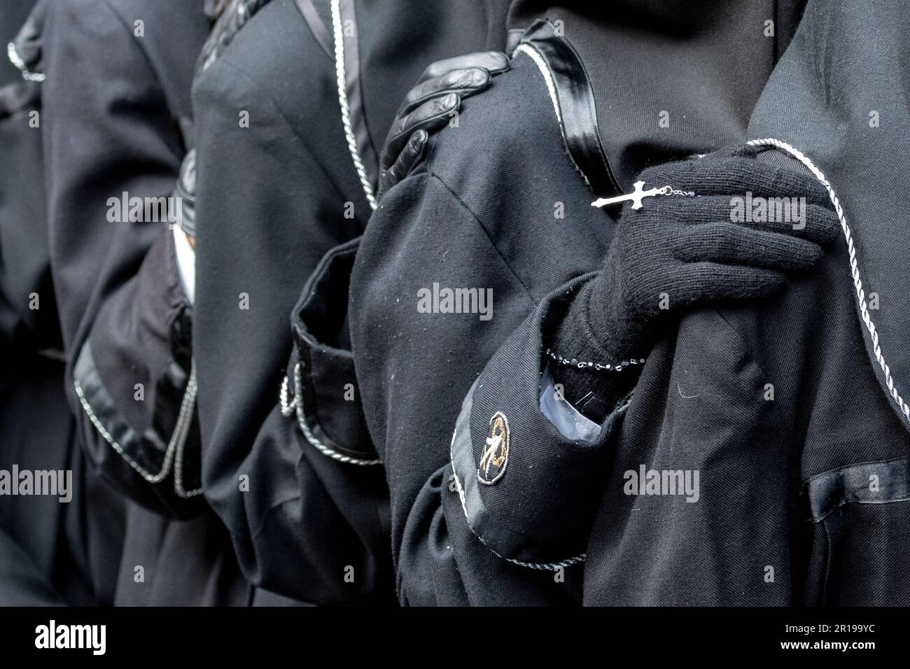 Mitglieder des Cofradía del Cristo del Gran Poder tragen während einer Semana-Santa-Prozession in Leon, Spanien, einen Paso Stockfoto