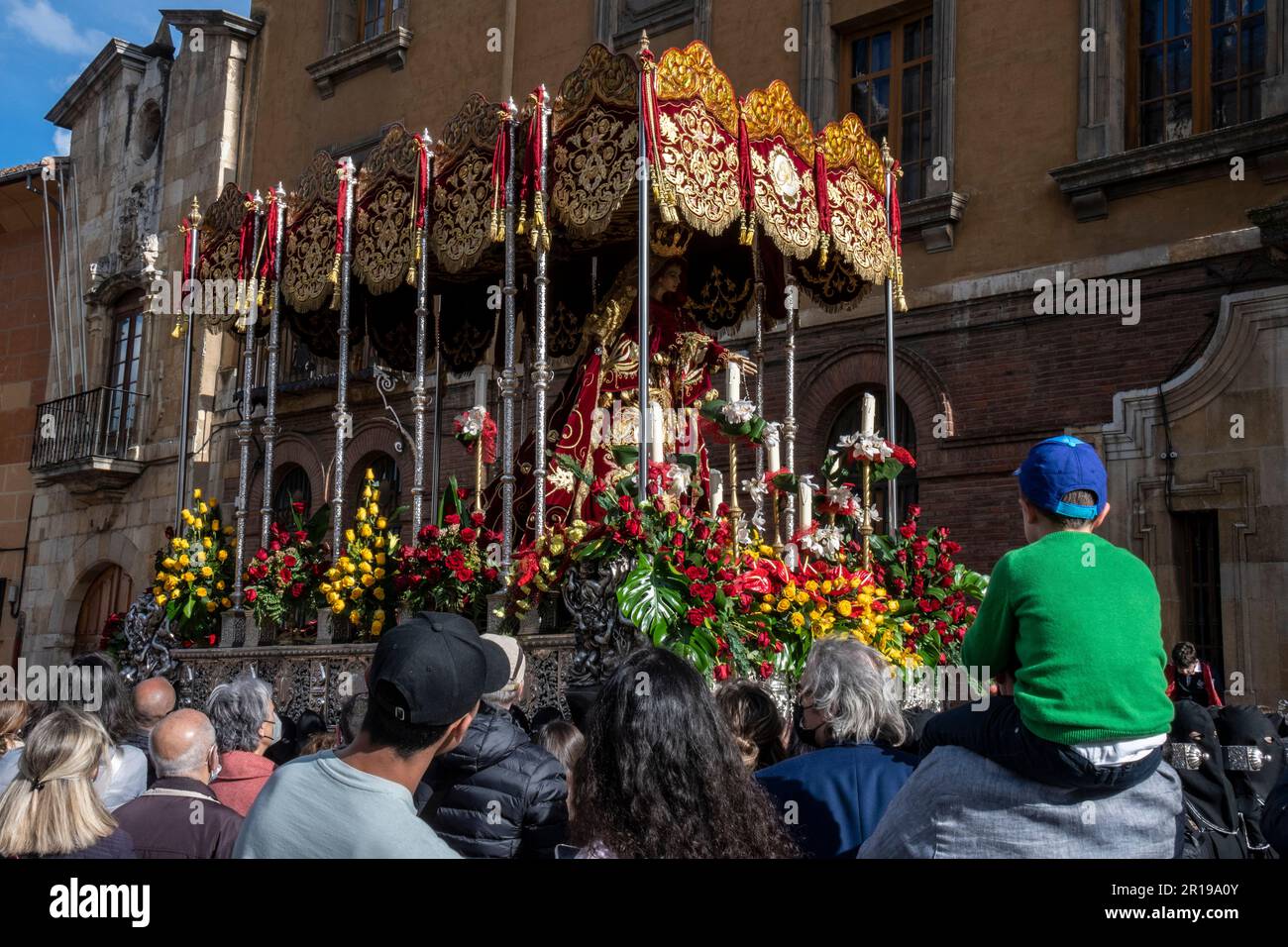 Mitglieder des Cofradía del Cristo del Gran Poder tragen während einer Semana-Santa-Prozession in Spanien einen Paso durch die Straßen von Leon Stockfoto