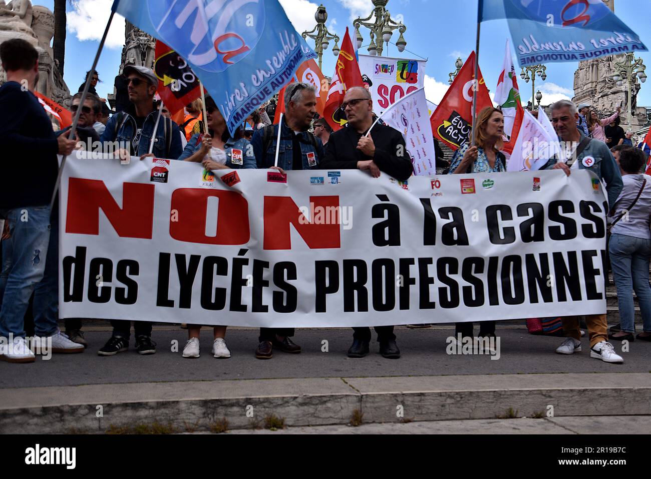 Marseille, Frankreich. 11. Mai 2023. Demonstranten halten ein Banner und Flaggen, die ihre Meinung während der Demonstration zum Ausdruck bringen. Auf Aufruf der Gewerkschaft für Berufsbildung versammelten sich Demonstranten auf der Treppe des Bahnhofs Saint-Charles, um die Reform der Berufsschule anzuprangern. (Foto: Gerard Bottino/SOPA Images/Sipa USA) Guthaben: SIPA USA/Alamy Live News Stockfoto