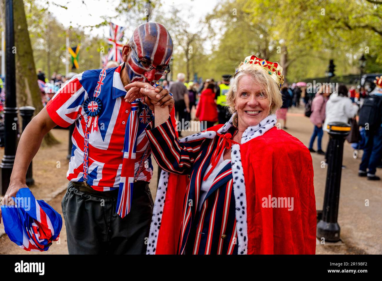 Am Tag vor der Krönung von König Karl III., London, Großbritannien, versammeln sich die Menschen in der Mall, um die King's Procession zu beobachten. Stockfoto