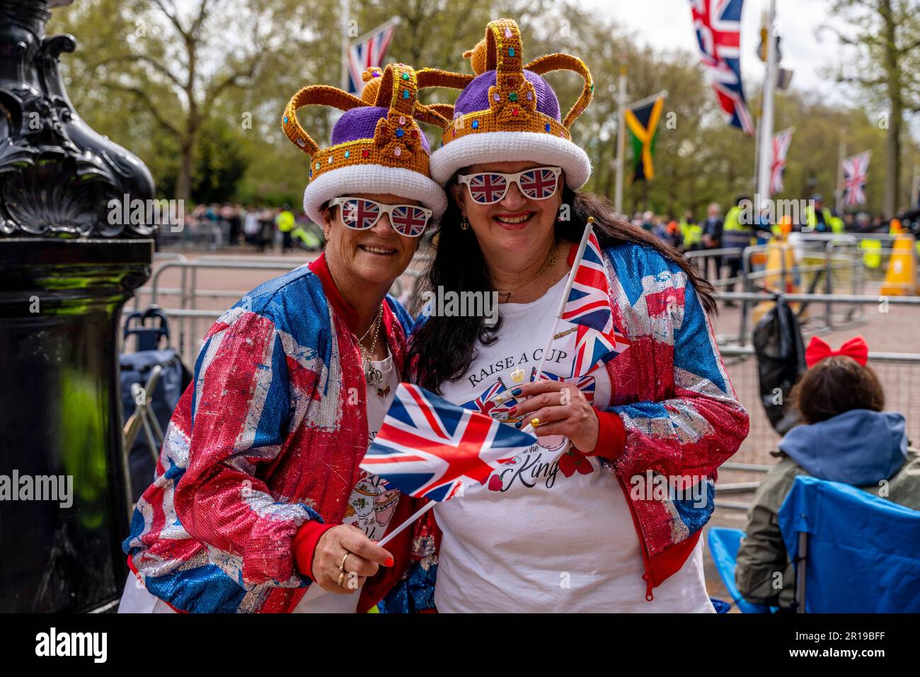 Am Tag vor der Krönung von König Karl III., London, Großbritannien, versammeln sich die Menschen in der Mall, um die King's Procession zu beobachten. Stockfoto