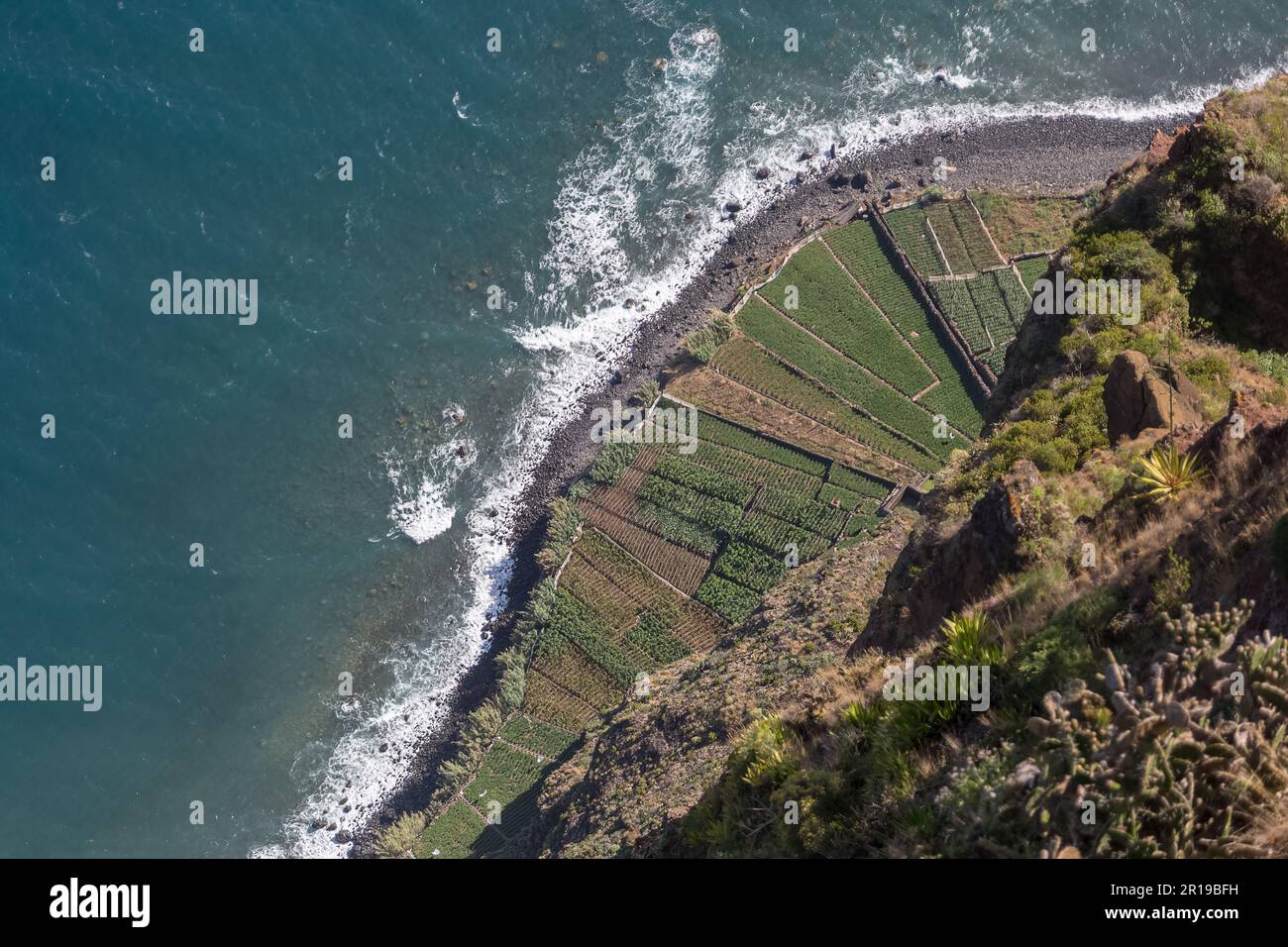 Fantastischer Blick aus der Vogelperspektive vom Crane Viewpoint Girão Cape oder Miradouro Cabo Girão, dem äußersten Punkt der Insel und dem Meer, das gegen die ag stürzt Stockfoto