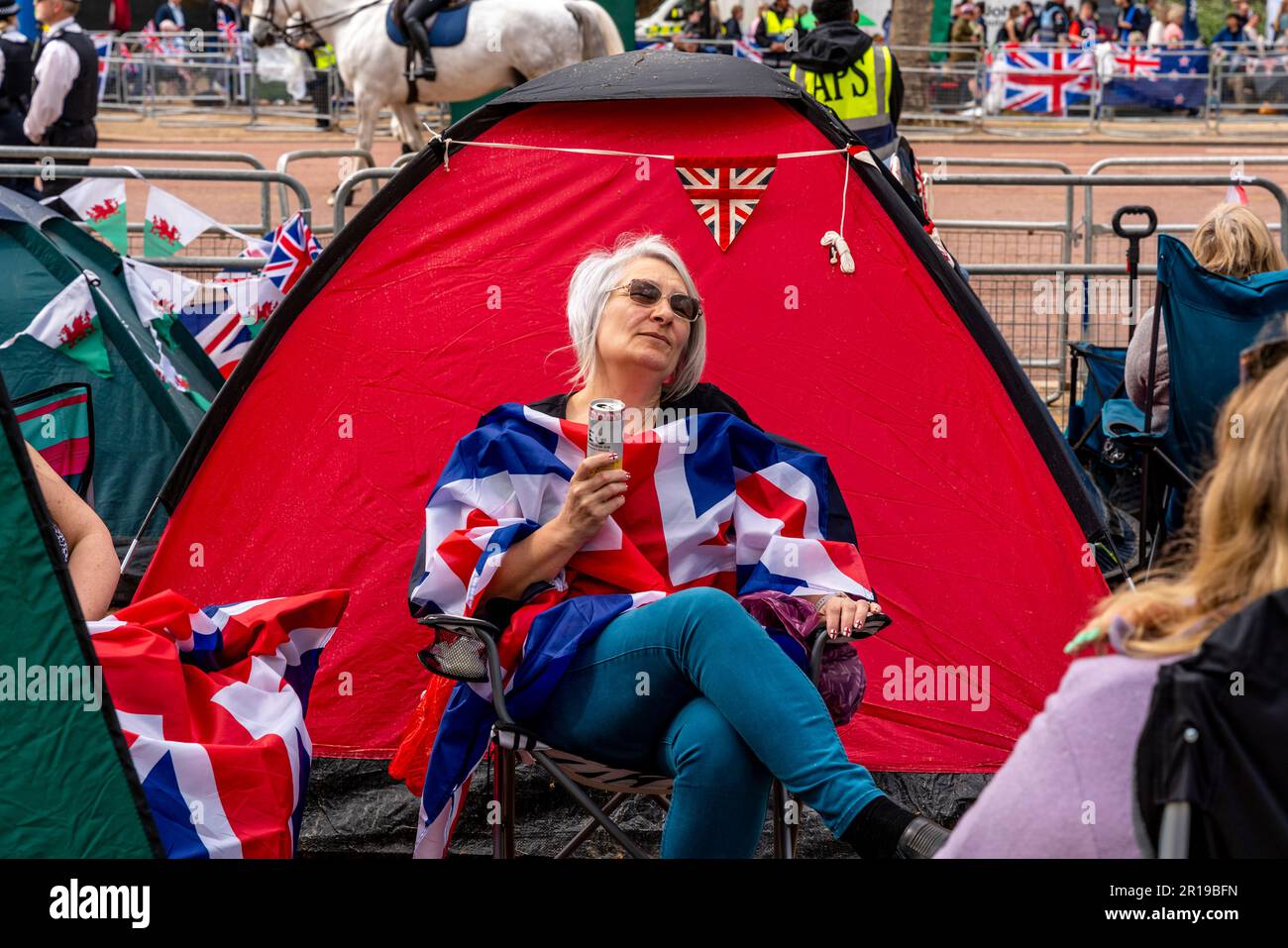 Am Tag vor der Krönung von König Karl III., London, Großbritannien, versammeln sich die Menschen in der Mall, um die King's Procession zu beobachten. Stockfoto