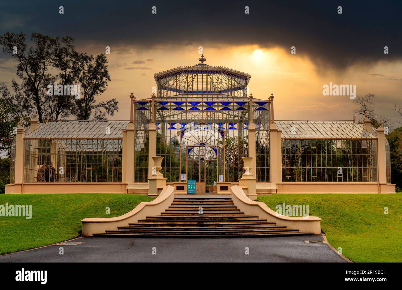 Ein Glashaus mit einer Treppe zum Eingang bei Sonnenuntergang Stockfoto