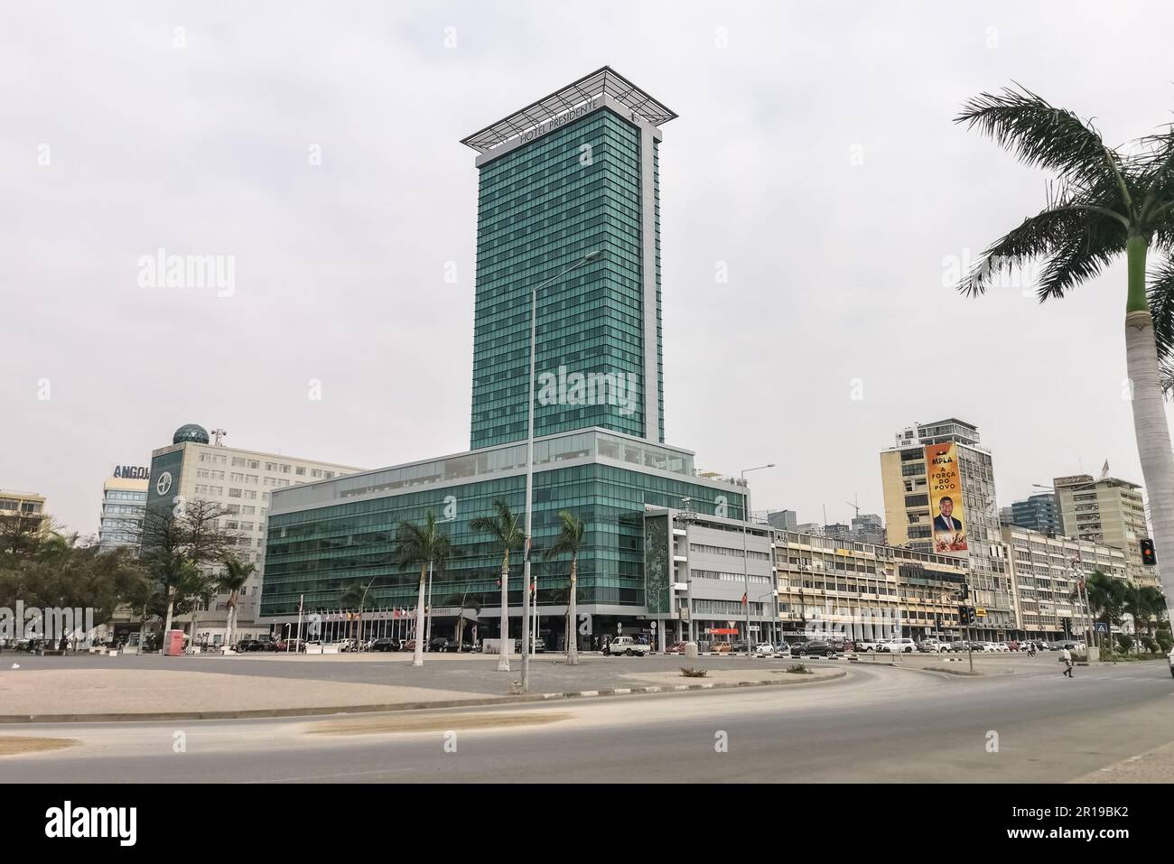 Luanda Angola - 07 11 2022 Uhr: Blick auf das Hotel Presidente, das moderne und ikonische 5-Sterne-Hotel; zentral neben dem Hafen von Luanda, ein Hinweis auf das l Stockfoto
