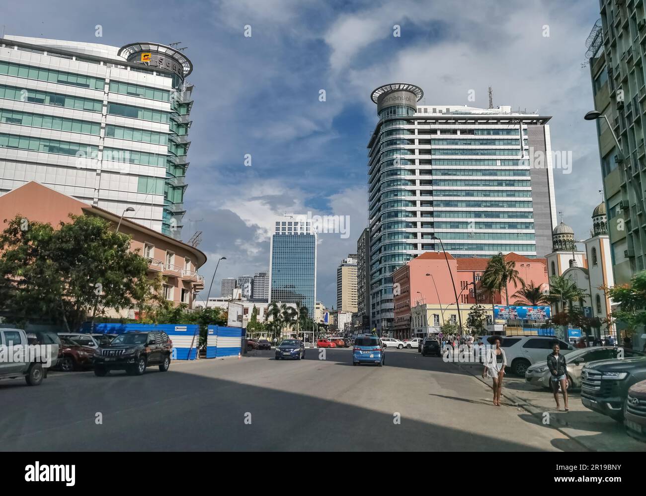 Luanda Angola - 03 24 2023: Blick auf die Rainha Ginga Street, Sonangol Hauptsitz, öffentliche angolanische Ölgesellschaft, Gebäude in der Innenstadt, Personen und Fahrzeuge Stockfoto