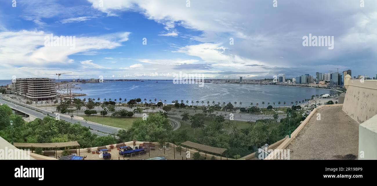 Luanda Angola - 03 24 2023 Uhr: Atemberaubender Panoramablick von der Festung Luanda, Blick auf die Innenstadt von Luanda, Bucht, Cabo Island und Hafen von Luanda, Marginal A. Stockfoto