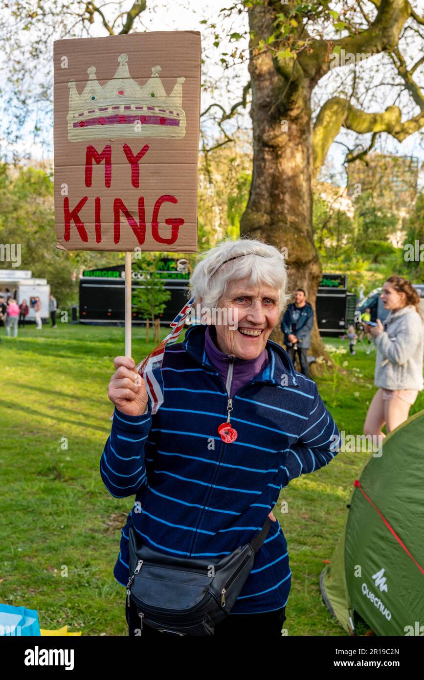 Eine ältere Frau steht auf der Mall mit Einem Schild mit der Aufschrift „My King“ vor der Krönung von König Karl III., London, Großbritannien. Stockfoto