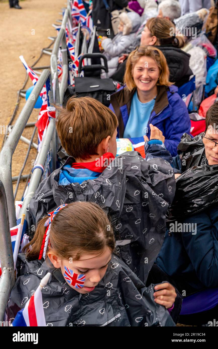 Nach der Übernachtung in der Mall warten britische Kinder darauf, die Königsprozession vor der Krönung von König Karl III., London, Großbritannien, zu sehen. Stockfoto