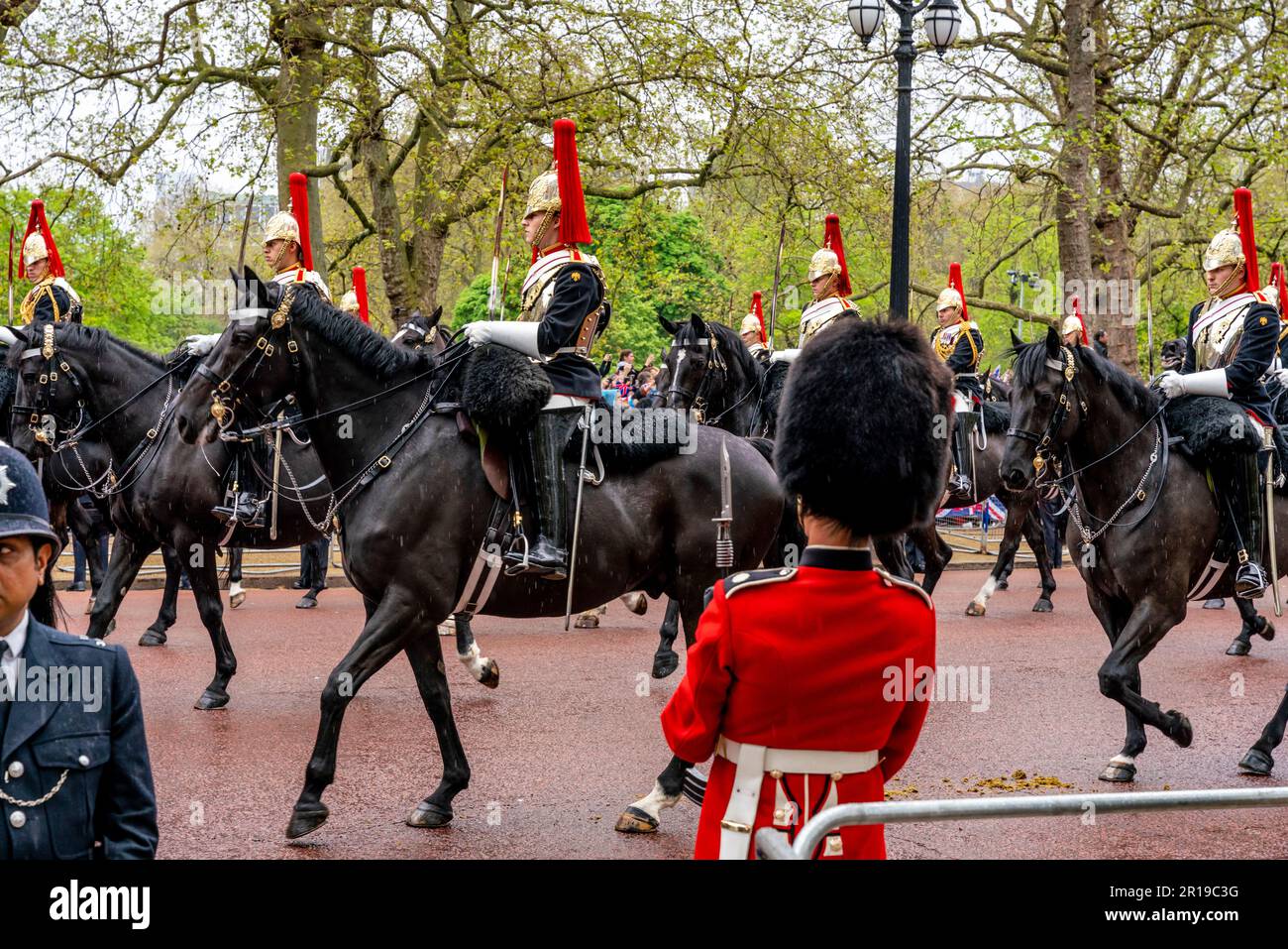 Mitglieder der Haushaltskavallerie nehmen an der King's Procession entlang der Mall, der Krönung von König Karl III., London, Großbritannien, Teil. Stockfoto