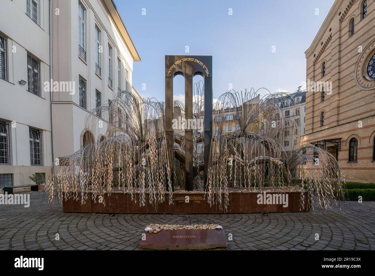 Budapest, Ungarn - 25. November 2022: Das Trauerweiden-Holocaust-Denkmal der großen Synagoge Budapest. Stockfoto