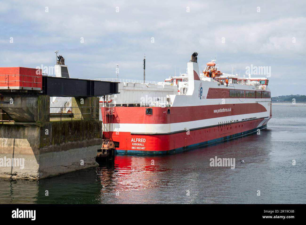 Ardrossan, Großbritannien. 12. Mai 2023. UK. Nach mehreren Wochen Verspätung aufgrund von Wartungsproblemen nahm der MS Alfred heute den CALMAC-Dienst auf, mit seinen ersten Abfahrten auf der Westküsten-Arran-Route. Der Katamaran, der von Pentland Ferries gemietet wird, wird voraussichtlich zweimal täglich zwischen Ardrossan und Brodick fahren und kann für andere Überfahrten verwendet werden, einschließlich von Loch Maddy und Ullapool. Kredit: Findlay/Alamy Live News Stockfoto