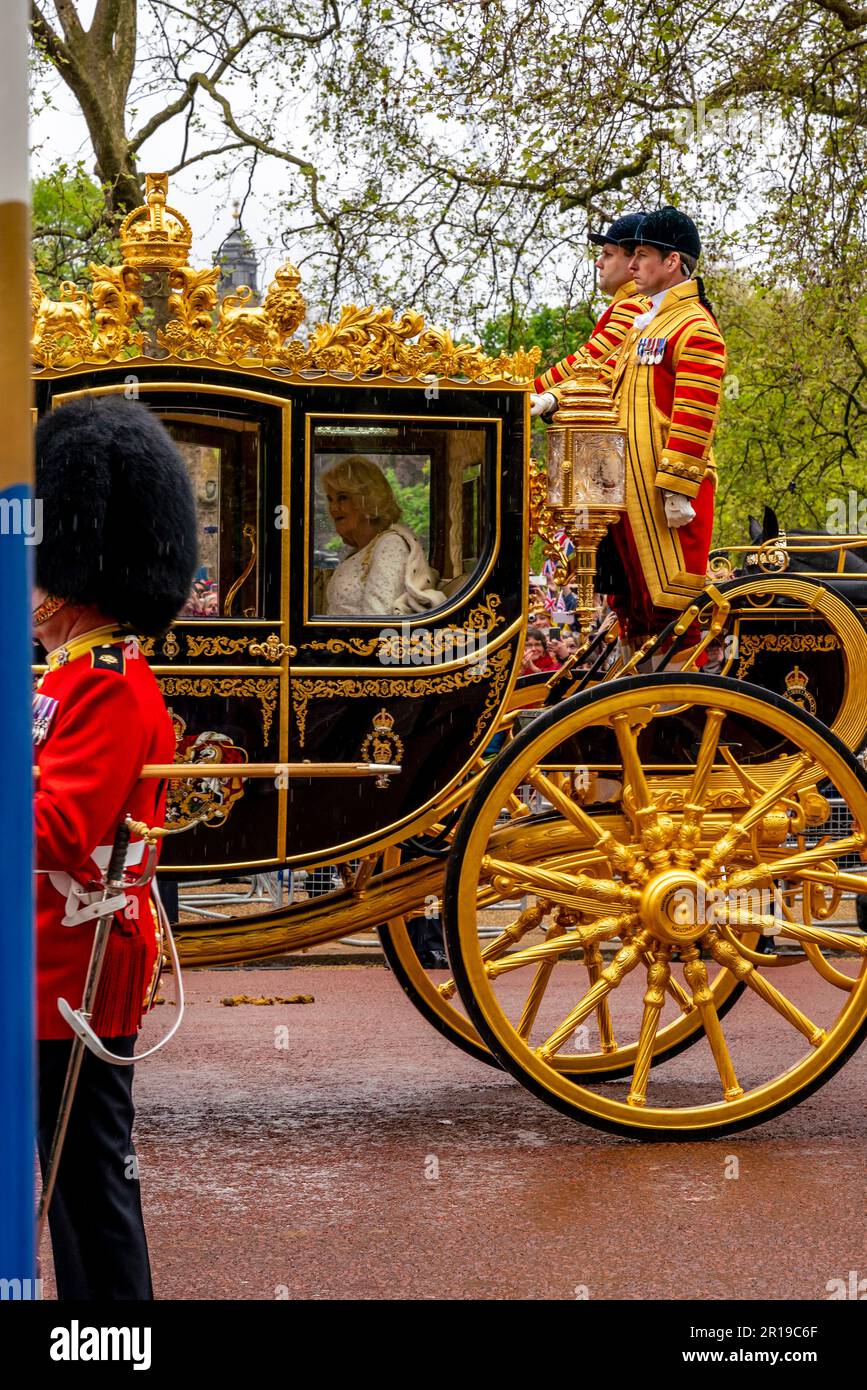 King Charles III. Und Camilla Queen Consort reisen im Diamond Jubilee State Coach zur Westminster Abbey für die Kings Krönung, London, Großbritannien. Stockfoto