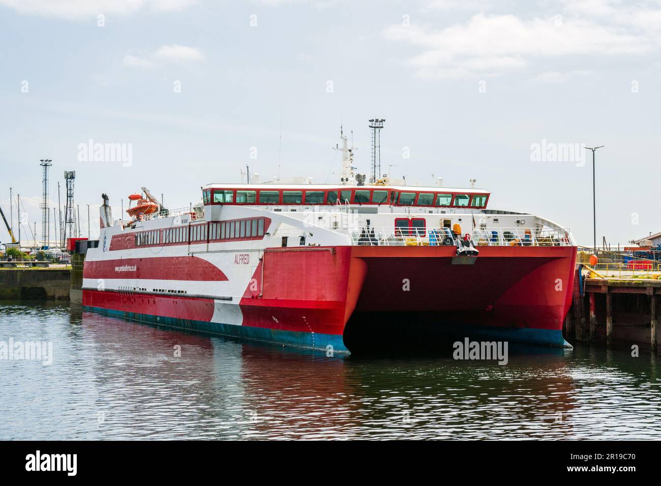 Ardrossan, Großbritannien. 12. Mai 2023. UK. Nach mehreren Wochen Verspätung aufgrund von Wartungsproblemen nahm der MS Alfred heute den CALMAC-Dienst auf, mit seinen ersten Abfahrten auf der Westküsten-Arran-Route. Der Katamaran, der von Pentland Ferries gemietet wird, wird voraussichtlich zweimal täglich zwischen Ardrossan und Brodick fahren und kann für andere Überfahrten verwendet werden, einschließlich von Loch Maddy und Ullapool. Kredit: Findlay/Alamy Live News Stockfoto