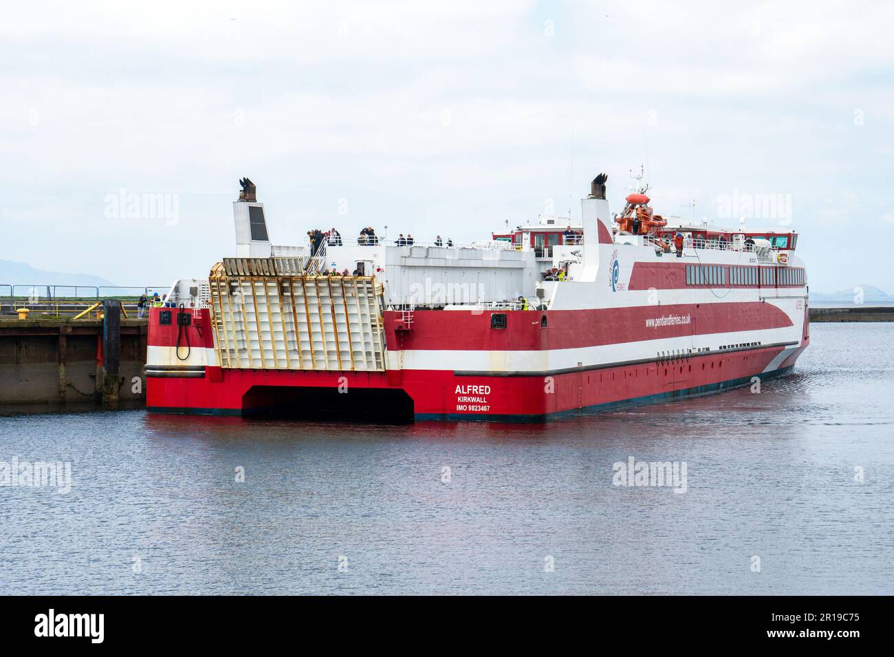 Ardrossan, Großbritannien. 12. Mai 2023. UK. Nach mehreren Wochen Verspätung aufgrund von Wartungsproblemen nahm der MS Alfred heute den CALMAC-Dienst auf, mit seinen ersten Abfahrten auf der Westküsten-Arran-Route. Der Katamaran, der von Pentland Ferries gemietet wird, wird voraussichtlich zweimal täglich zwischen Ardrossan und Brodick fahren und kann für andere Überfahrten verwendet werden, einschließlich von Loch Maddy und Ullapool. Kredit: Findlay/Alamy Live News Stockfoto