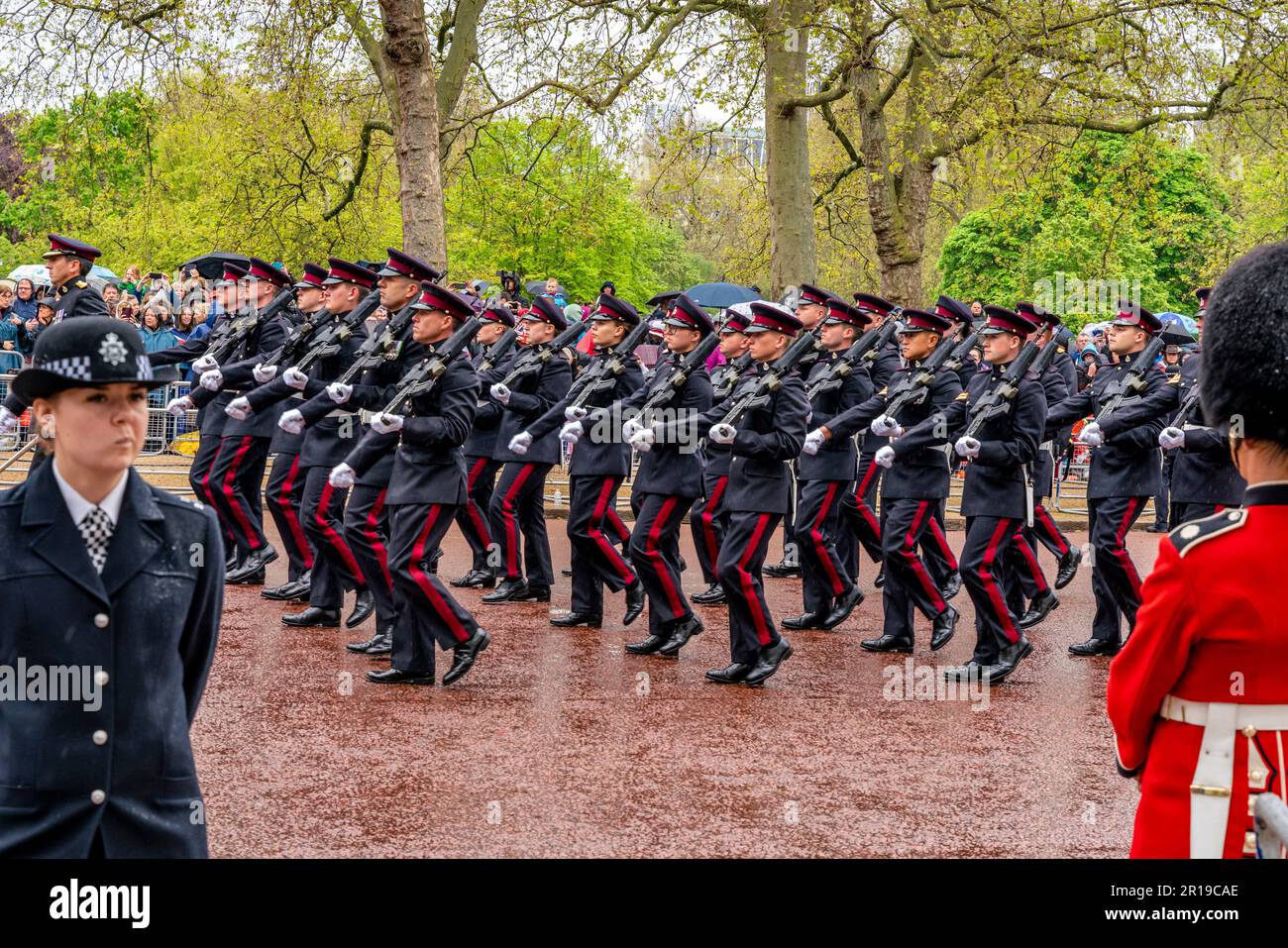 Soldaten der britischen Armee nehmen an der King's Procession entlang der Mall, der Krönung von König Karl III., London, Großbritannien, Teil. Stockfoto