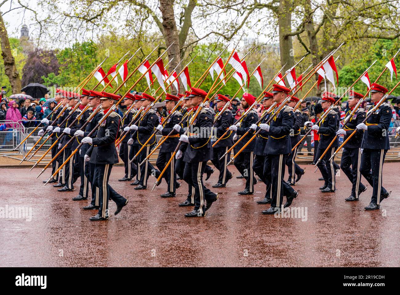 Soldaten der britischen Armee marschieren entlang der Mall als Teil der King's Procession, der Krönung von König Karl III., London, Großbritannien. Stockfoto