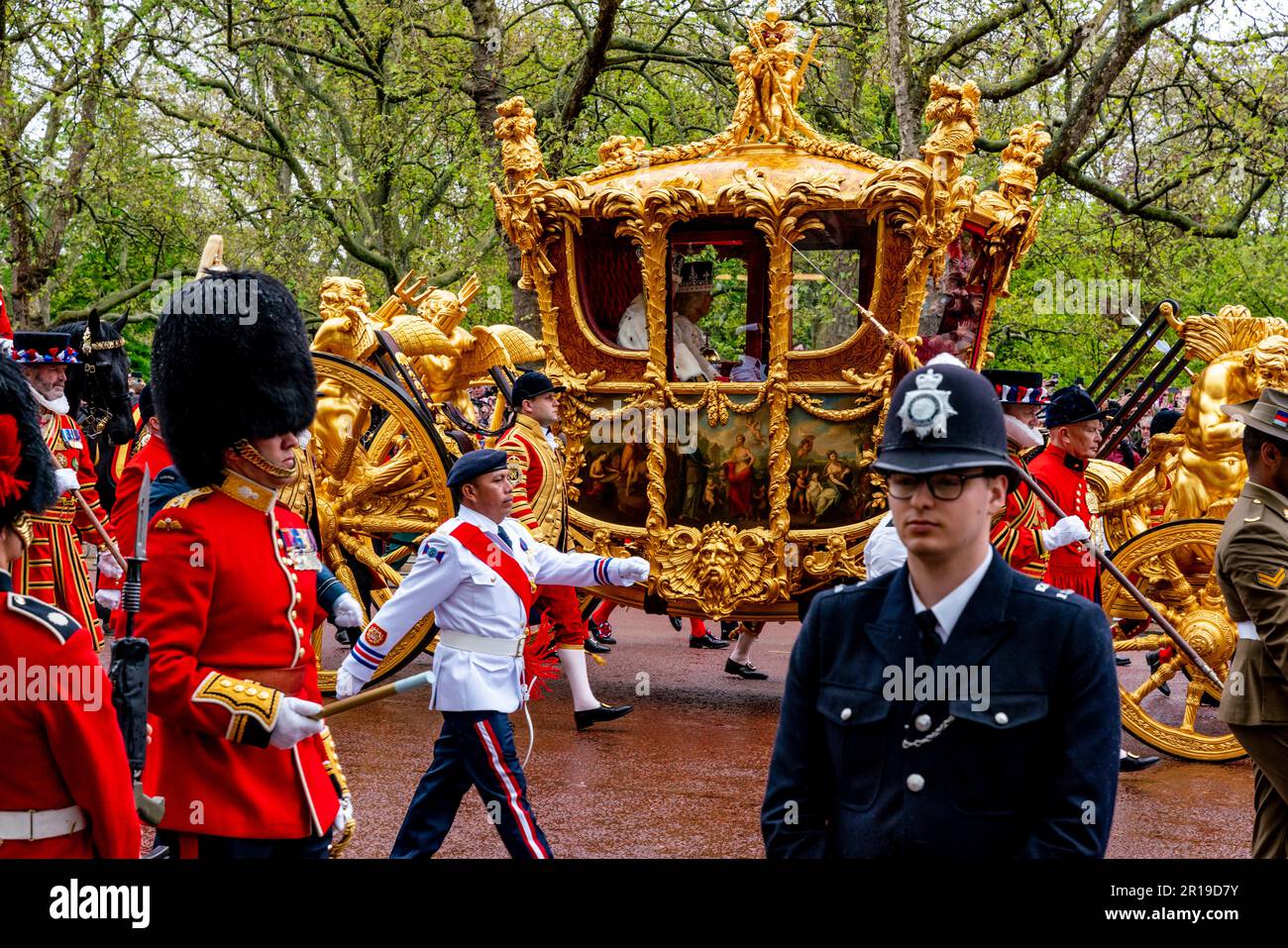 King Charles III und Queen Camilla reisen zurück zum Buckingham Palace im Gold State Coach im Rahmen der Krönungsprozession, London, Großbritannien. Stockfoto