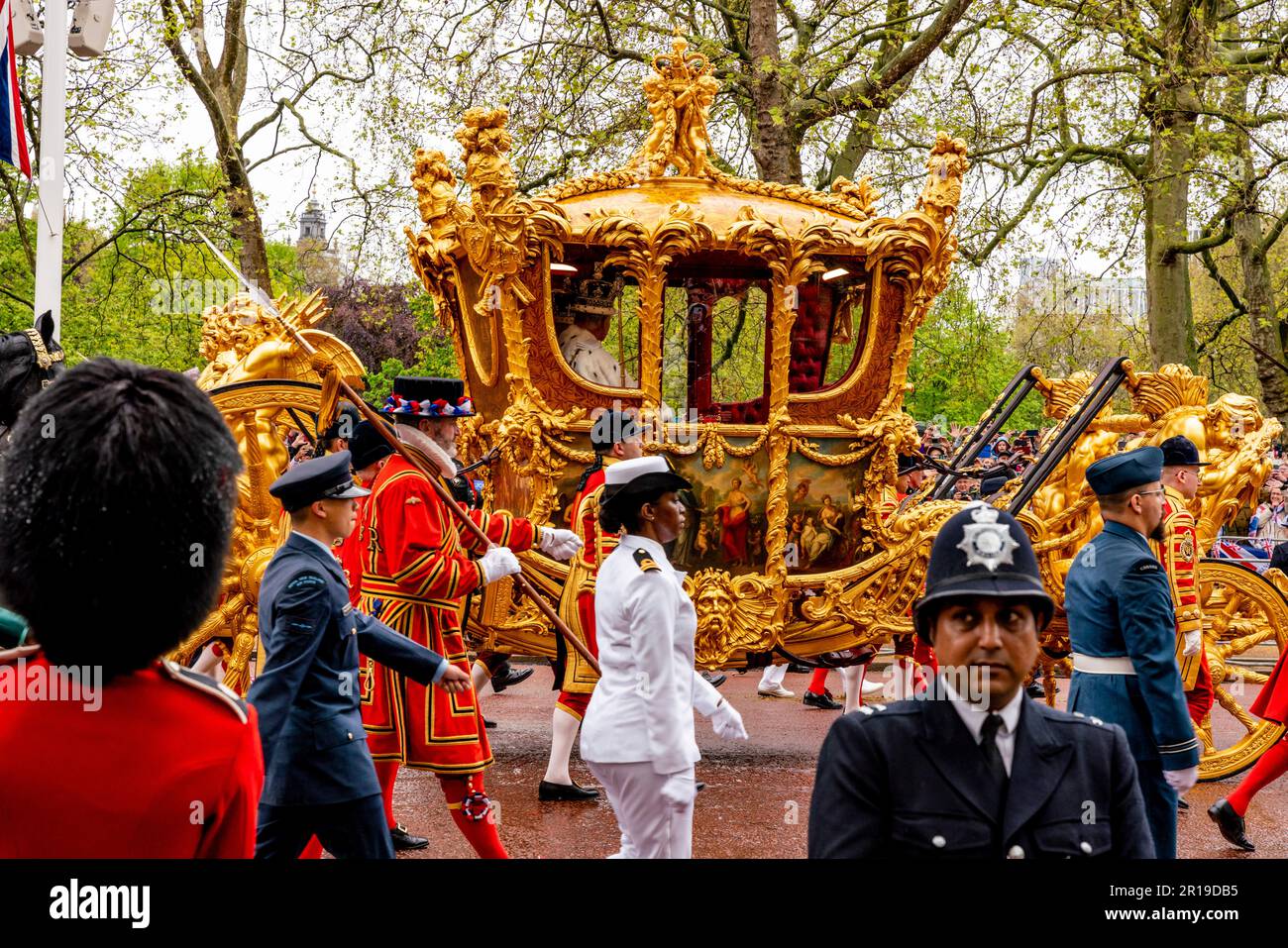 King Charles III und Queen Camilla reisen zurück zum Buckingham Palace im Gold State Coach im Rahmen der Krönungsprozession, London, Großbritannien. Stockfoto