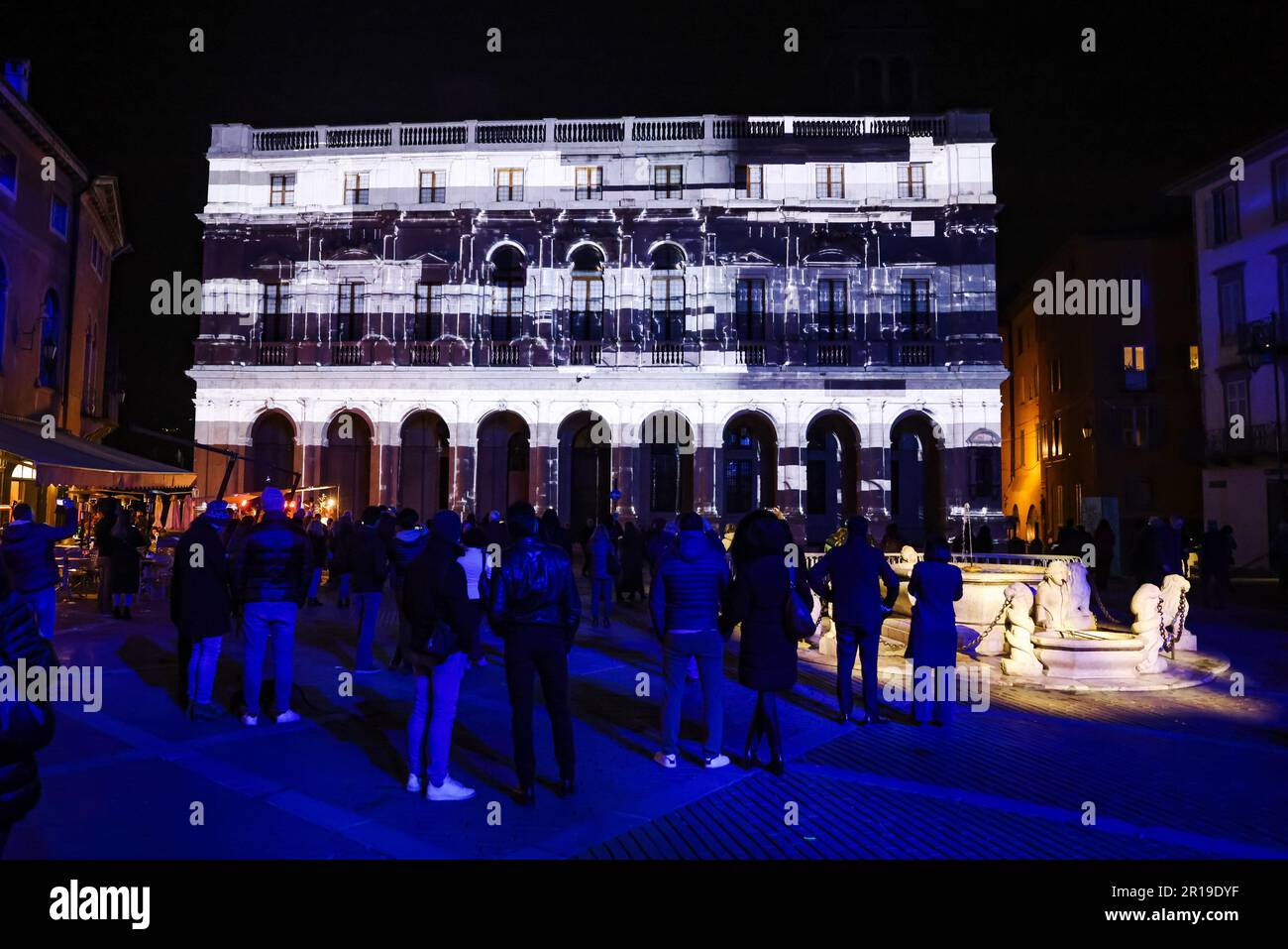 Bergamo, Italien. 18. Februar 2023. Eine allgemeine Übersicht über eine Installation anlässlich der Eröffnung des Festival Light is Life anlässlich des Bergamo Brescia, der italienischen Kulturhauptstadt 2023 in Bergamo am 17. Februar 2023 in Mailand, Italien. (Foto von Alessandro Bremec/NurPhoto)0 Kredit: NurPhoto SRL/Alamy Live News Stockfoto