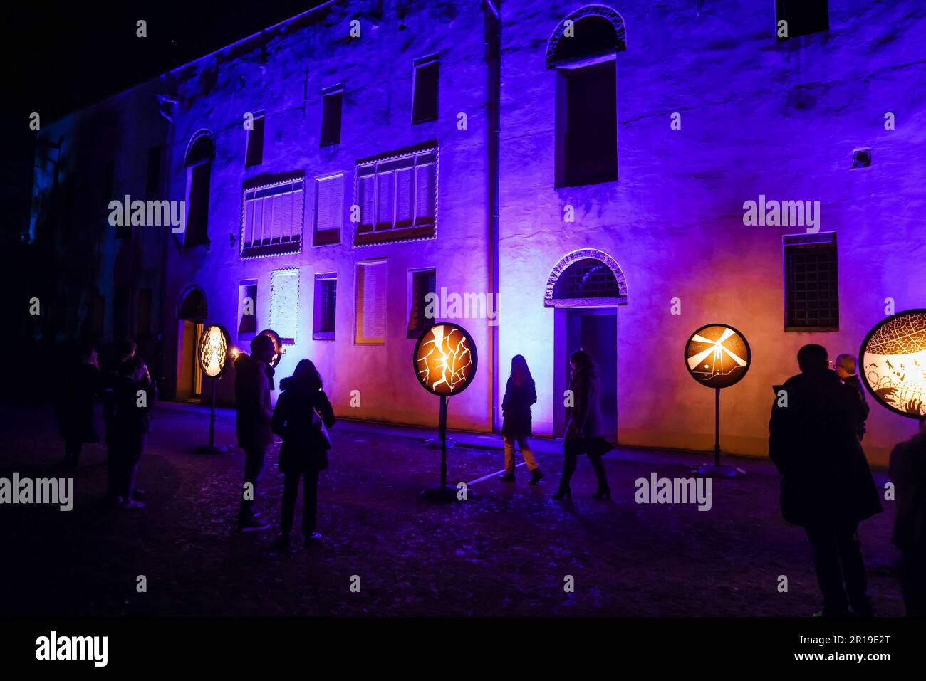 Bergamo, Italien. 17. Februar 2023. Eine allgemeine Übersicht über eine Installation anlässlich der Eröffnung des Festival Light is Life anlässlich des Bergamo Brescia, der italienischen Kulturhauptstadt 2023 in Bergamo am 17. Februar 2023 in Mailand, Italien. (Foto von Alessandro Bremec/NurPhoto)0 Kredit: NurPhoto SRL/Alamy Live News Stockfoto