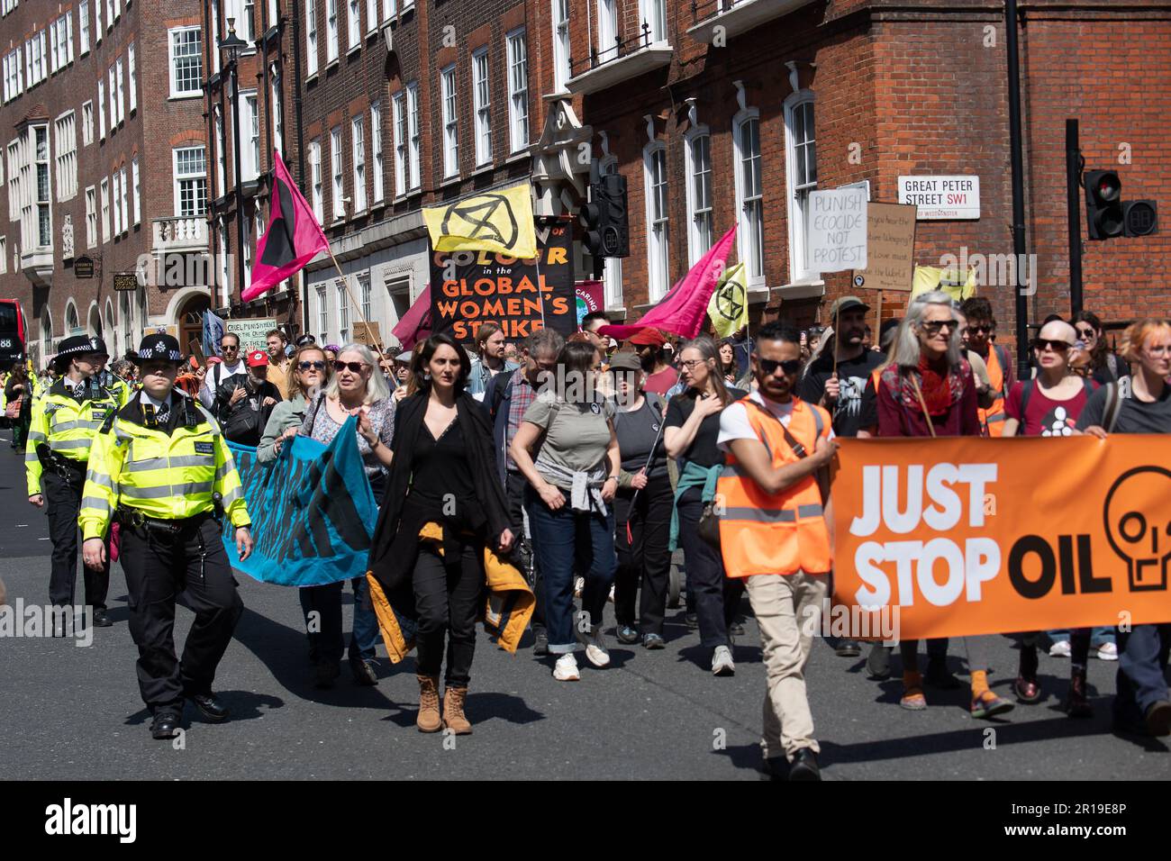 BILDER ABLEGEN. 12. Mai 2023 London, Großbritannien. 13 Just Stop Oil-Aktivisten wurden Berichten zufolge am Donnerstag, den 11. Mai 2023, außerhalb der Downing Street festgenommen. In England und Wales wurde ein neues Gesetz erlassen, das eine Freiheitsstrafe von 12 Monaten für Demonstranten, die Straßen blockieren, und eine sechsmonatige Freiheitsstrafe oder eine unbegrenzte Geldstrafe für alle, die andere Personen, Gegenstände oder Gebäude ansperren, vorsieht. London, Großbritannien. 29. April 2023. Ein Just Stop Oil Protest in London am 29. April 2023 gegen die Inhaftierung von zwei Just Stop Oil Demonstranten Marcus Decker und Morgan Trowland. Kredit: Maureen McLean/Alamy Stockfoto