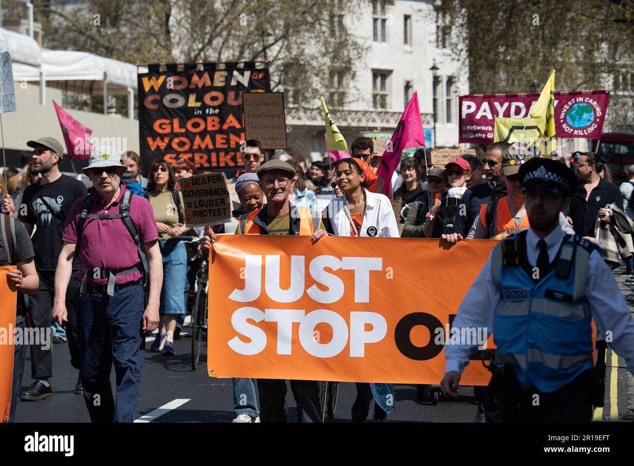 BILDER ABLEGEN. 12. Mai 2023 London, Großbritannien. 13 Just Stop Oil-Aktivisten wurden Berichten zufolge am Donnerstag, den 11. Mai 2023, außerhalb der Downing Street festgenommen. In England und Wales wurde ein neues Gesetz erlassen, das eine Freiheitsstrafe von 12 Monaten für Demonstranten, die Straßen blockieren, und eine sechsmonatige Freiheitsstrafe oder eine unbegrenzte Geldstrafe für alle, die andere Personen, Gegenstände oder Gebäude ansperren, vorsieht. London, Großbritannien. 29. April 2023. Ein Just Stop Oil Protest in London am 29. April 2023 gegen die Inhaftierung von zwei Just Stop Oil Demonstranten Marcus Decker und Morgan Trowland. Kredit: Maureen McLean/Alamy Stockfoto