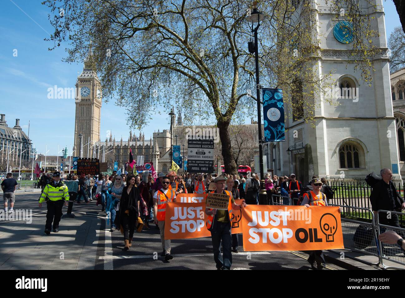 BILDER ABLEGEN. 12. Mai 2023 London, Großbritannien. 13 Just Stop Oil-Aktivisten wurden Berichten zufolge am Donnerstag, den 11. Mai 2023, außerhalb der Downing Street festgenommen. In England und Wales wurde ein neues Gesetz erlassen, das eine Freiheitsstrafe von 12 Monaten für Demonstranten, die Straßen blockieren, und eine sechsmonatige Freiheitsstrafe oder eine unbegrenzte Geldstrafe für alle, die andere Personen, Gegenstände oder Gebäude ansperren, vorsieht. London, Großbritannien. 29. April 2023. Ein Just Stop Oil Protest in London am 29. April 2023 gegen die Inhaftierung von zwei Just Stop Oil Demonstranten Marcus Decker und Morgan Trowland. Kredit: Maureen McLean/Alamy Stockfoto