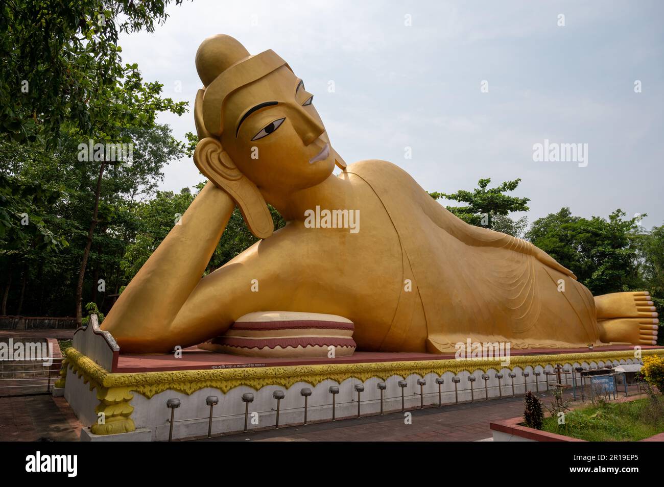 100 Fuß große goldene liegende Statue des Buddha, befindet sich am Vimukti Bibeshan Bhabna Kendra Tempel, Cox's Bazar, Bangladesch Stockfoto