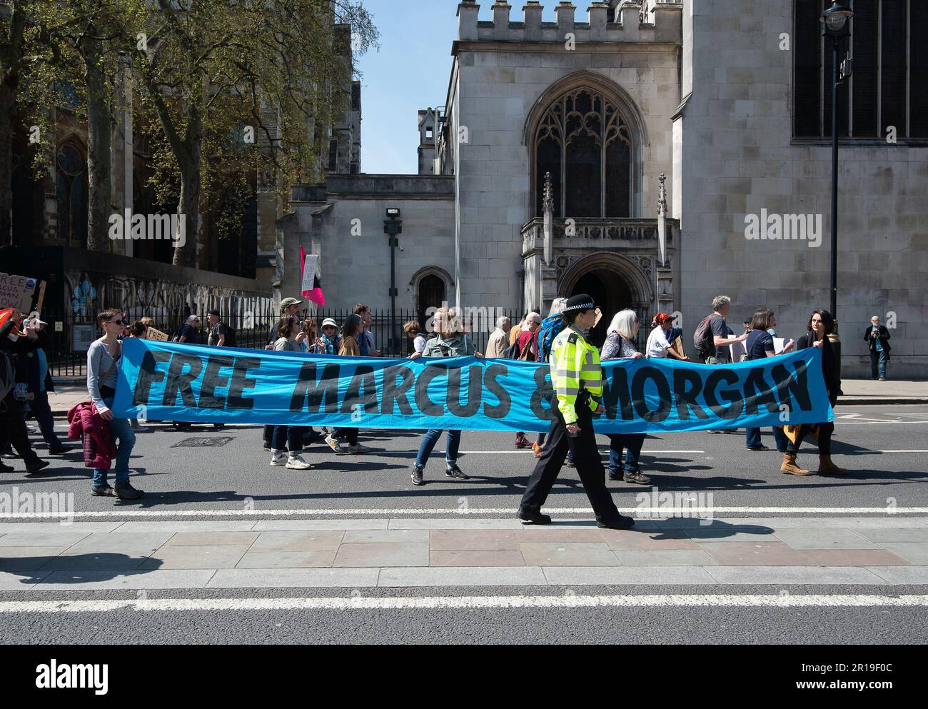 BILDER ABLEGEN. 12. Mai 2023 London, Großbritannien. 13 Just Stop Oil-Aktivisten wurden Berichten zufolge am Donnerstag, den 11. Mai 2023, außerhalb der Downing Street festgenommen. In England und Wales wurde ein neues Gesetz erlassen, das eine Freiheitsstrafe von 12 Monaten für Demonstranten, die Straßen blockieren, und eine sechsmonatige Freiheitsstrafe oder eine unbegrenzte Geldstrafe für alle, die andere Personen, Gegenstände oder Gebäude ansperren, vorsieht. London, Großbritannien. 29. April 2023. Ein Just Stop Oil Protest in London am 29. April 2023 gegen die Inhaftierung von zwei Just Stop Oil Demonstranten Marcus Decker und Morgan Trowland. Kredit: Maureen McLean/Alamy Stockfoto