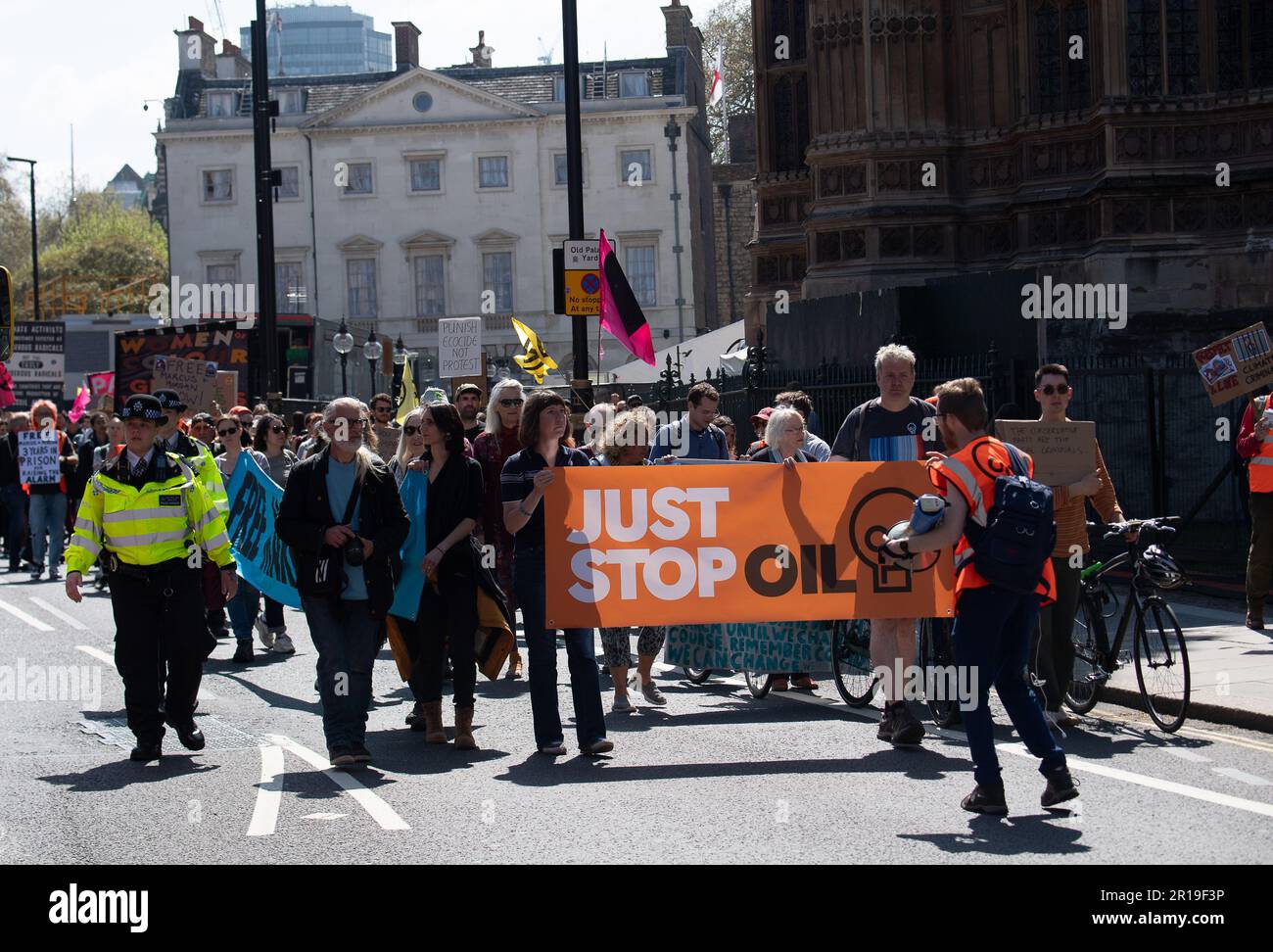 BILDER ABLEGEN. 12. Mai 2023 London, Großbritannien. 13 Just Stop Oil-Aktivisten wurden Berichten zufolge am Donnerstag, den 11. Mai 2023, außerhalb der Downing Street festgenommen. In England und Wales wurde ein neues Gesetz erlassen, das eine Freiheitsstrafe von 12 Monaten für Demonstranten, die Straßen blockieren, und eine sechsmonatige Freiheitsstrafe oder eine unbegrenzte Geldstrafe für alle, die andere Personen, Gegenstände oder Gebäude ansperren, vorsieht. London, Großbritannien. 29. April 2023. Ein Just Stop Oil Protest in London am 29. April 2023 gegen die Inhaftierung von zwei Just Stop Oil Demonstranten Marcus Decker und Morgan Trowland. Kredit: Maureen McLean/Alamy Stockfoto