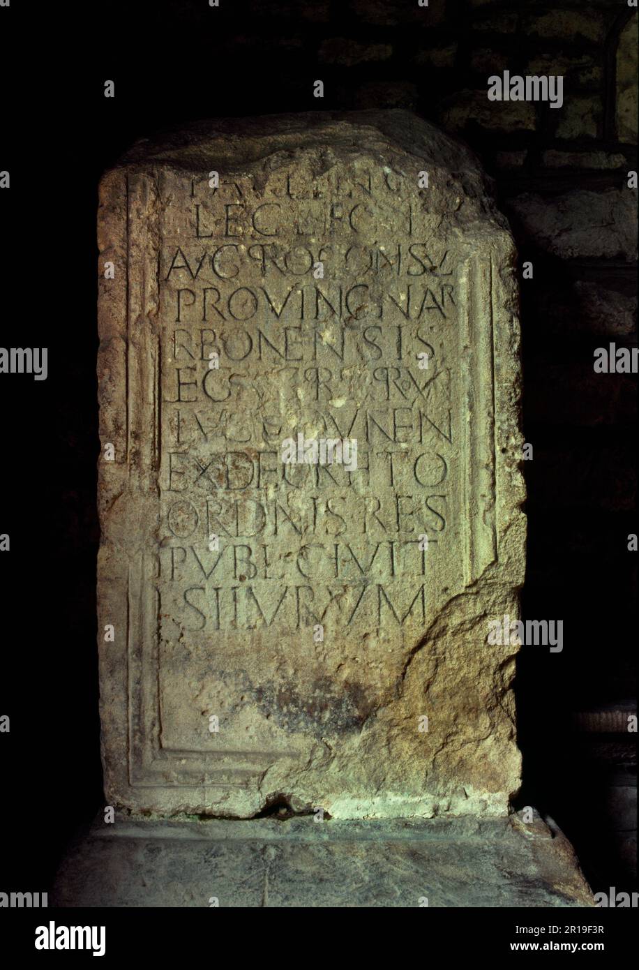 C3. n. Chr. eingraviertes Podest einer Statue, die vom stammesrat der Silures in Caerwent (Venta Silurum) zu Ehren des römischen Senators Paulinus errichtet wurde. Stockfoto