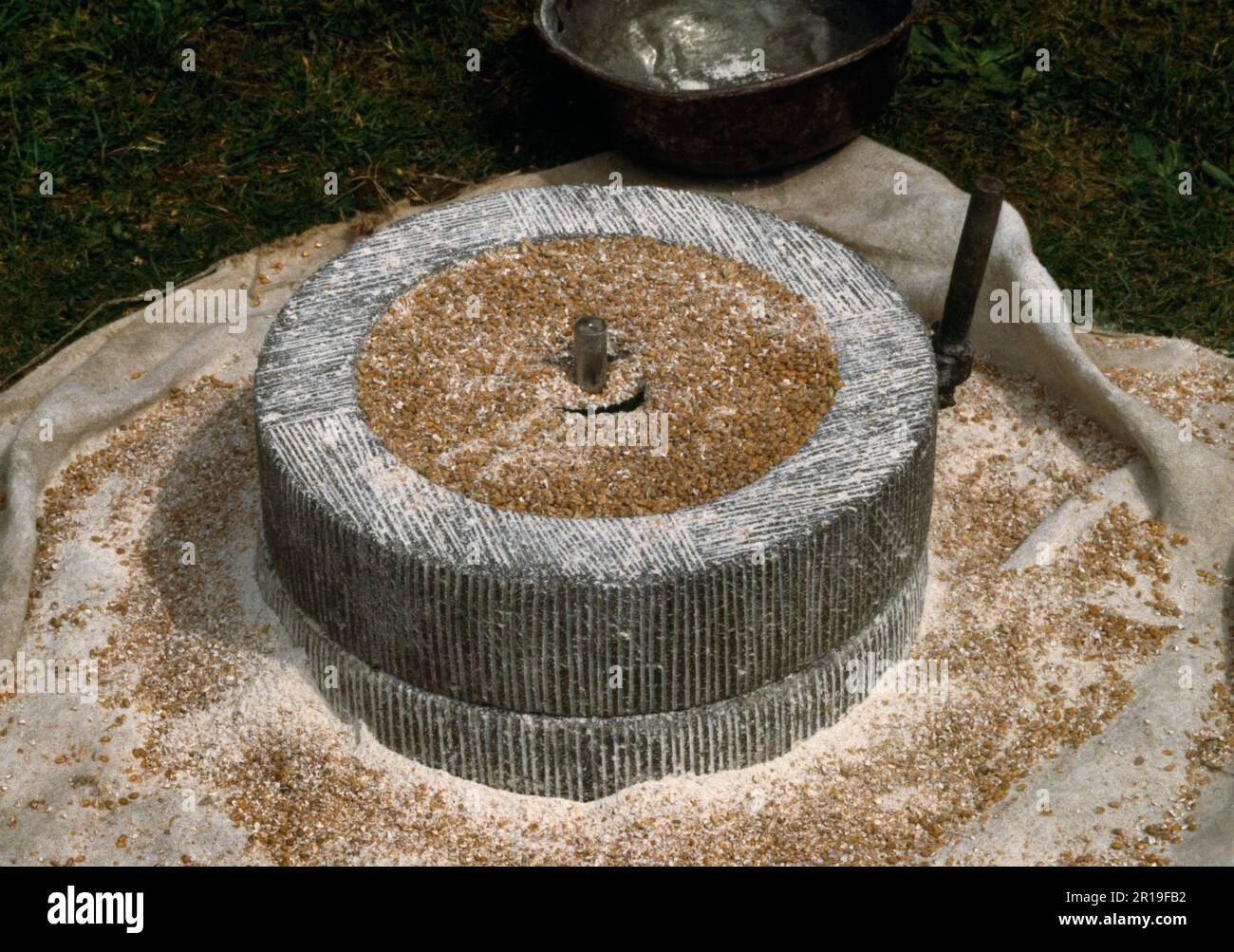 Eine Reproduktion der römischen Rotationsquern (Handmühle) in einer Ausstellung der Ermine Street Guard im Loggerheads Country Park, Denbighshire, Wales, Großbritannien. Stockfoto