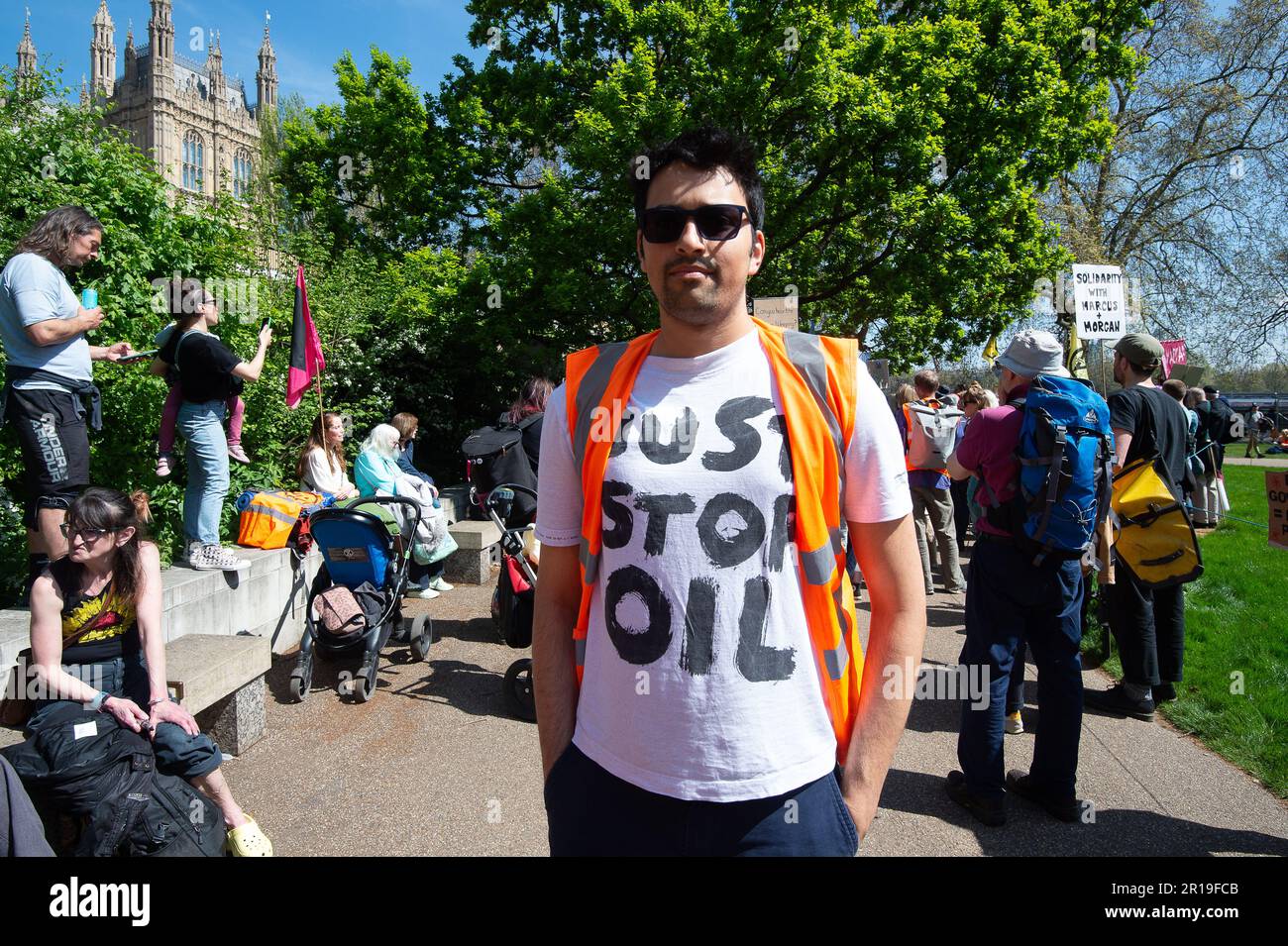 BILDER ABLEGEN. 12. Mai 2023 London, Großbritannien. 13 Just Stop Oil-Aktivisten wurden Berichten zufolge am Donnerstag, den 11. Mai 2023, außerhalb der Downing Street festgenommen. In England und Wales wurde ein neues Gesetz erlassen, das eine Freiheitsstrafe von 12 Monaten für Demonstranten, die Straßen blockieren, und eine sechsmonatige Freiheitsstrafe oder eine unbegrenzte Geldstrafe für alle, die andere Personen, Gegenstände oder Gebäude ansperren, vorsieht. London, Großbritannien. 29. April 2023. Ein Just Stop Oil Protest in London am 29. April 2023 gegen die Inhaftierung von zwei Just Stop Oil Demonstranten Marcus Decker und Morgan Trowland. Kredit: Maureen McLean/Alamy Stockfoto