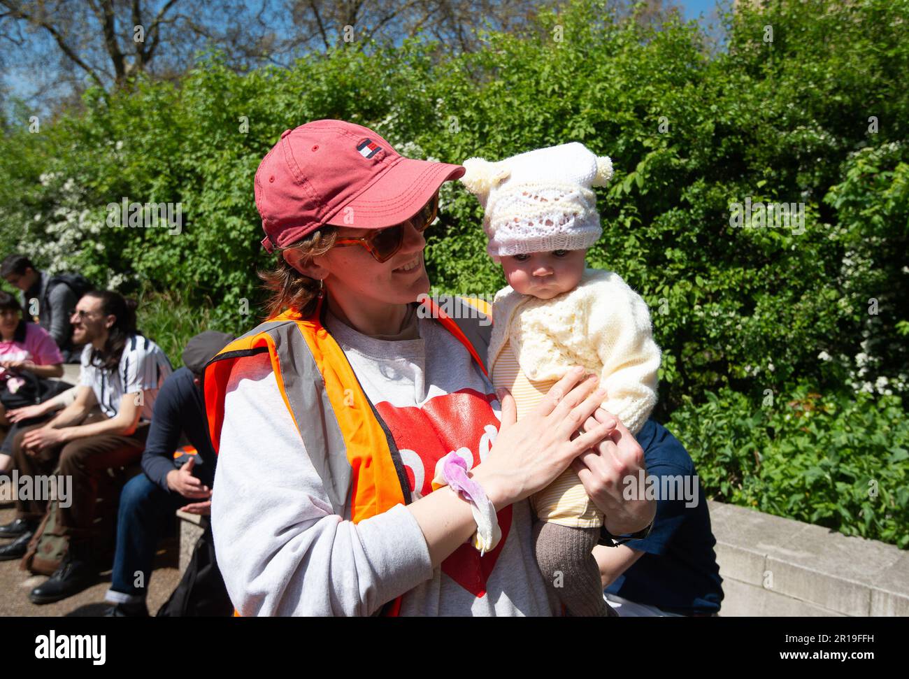 BILDER ABLEGEN. 12. Mai 2023 London, Großbritannien. 13 Just Stop Oil-Aktivisten wurden Berichten zufolge am Donnerstag, den 11. Mai 2023, außerhalb der Downing Street festgenommen. In England und Wales wurde ein neues Gesetz erlassen, das eine Freiheitsstrafe von 12 Monaten für Demonstranten, die Straßen blockieren, und eine sechsmonatige Freiheitsstrafe oder eine unbegrenzte Geldstrafe für alle, die andere Personen, Gegenstände oder Gebäude ansperren, vorsieht. London, Großbritannien. 29. April 2023. Ein Just Stop Oil Protest in London am 29. April 2023 gegen die Inhaftierung von zwei Just Stop Oil Demonstranten Marcus Decker und Morgan Trowland. Kredit: Maureen McLean/Alamy Stockfoto