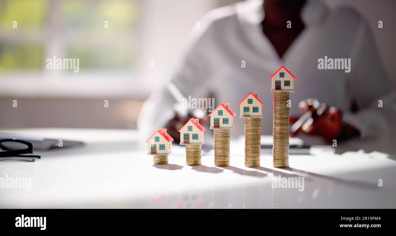 Afrikanischer Immobilienmakler Und Investor Spart Geld Stockfoto