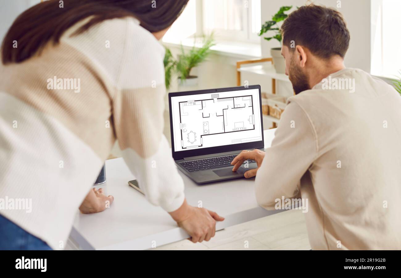 Zwei Architekten oder Innenarchitekten, die an einem Designprojekt für eine neue Wohnung auf einem Laptop arbeiten. Stockfoto