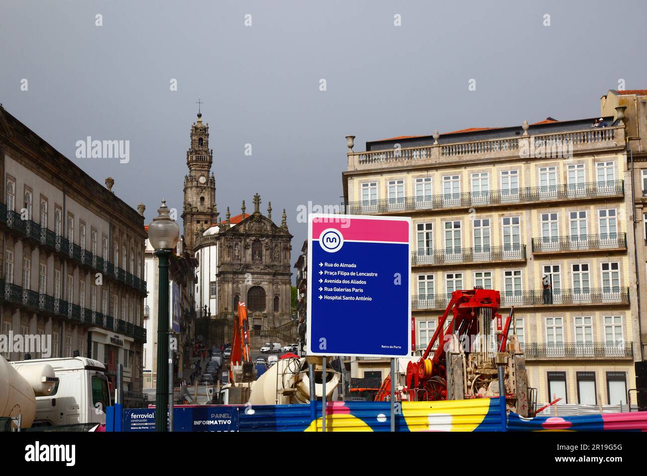 Baustelle für neues Pink Line Metro-Projekt auf der Prada Liberdade neben dem Bahnhof Sao Bento, Porto/Porto, Portugal Stockfoto