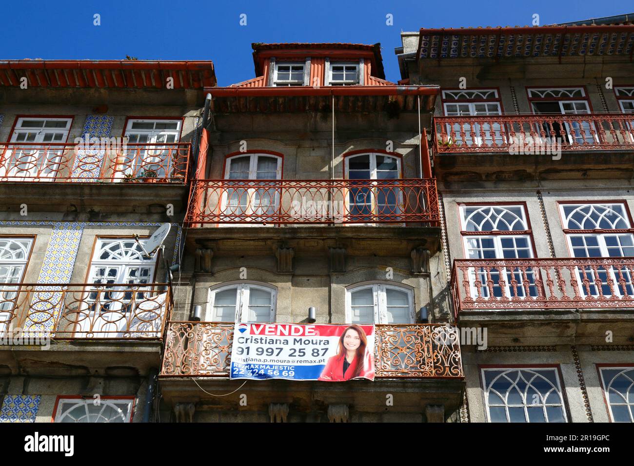 Verkaufsschild auf dem Balkon des historischen Apartmentgebäudes am Ufer des Viertels Ribeira, Porto/Porto, Portugal Stockfoto