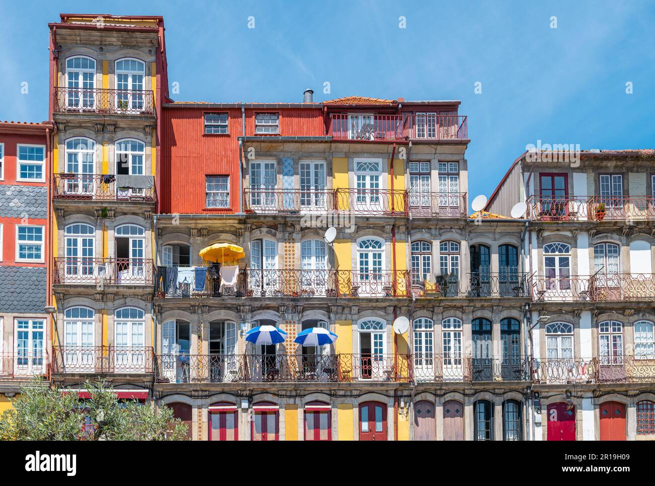 Porto, Portugal, traditionelle Häuser des Viertels Ribeira vom Fluss Douro aus gesehen Stockfoto