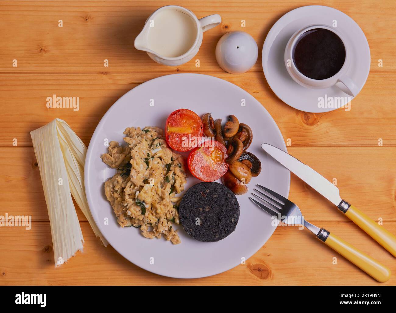 Flaches Bild eines warmen Frühstücks und einer Tasse Kaffee. Stockfoto
