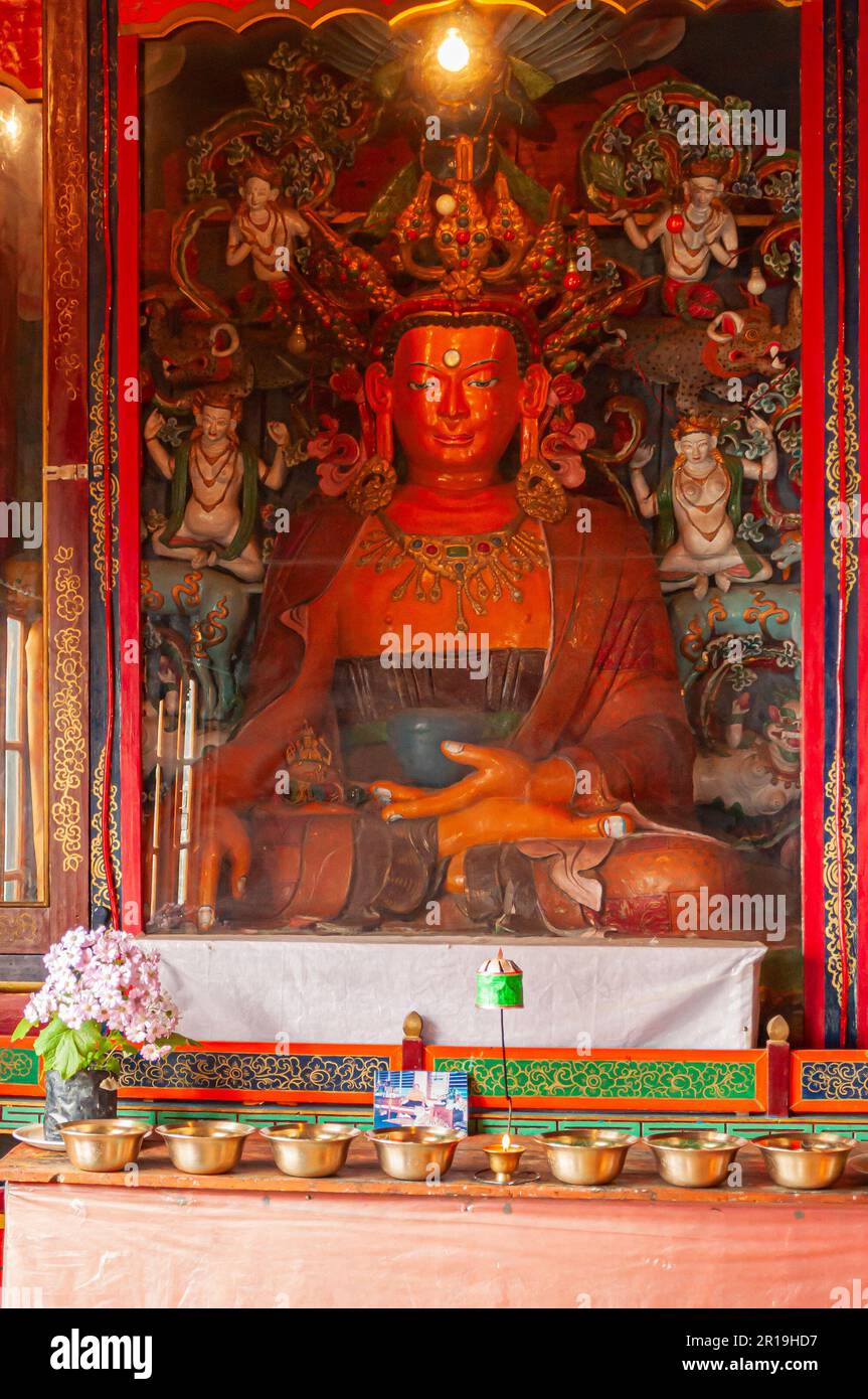 Sikkim, Indien - 22. März 2004 : Glasüberzogene, farbenfrohe buddhistische Götter, Göttinnen, die frühere Geburten Buddhas darstellen, im buddhistischen Andhey-Kloster. Stockfoto