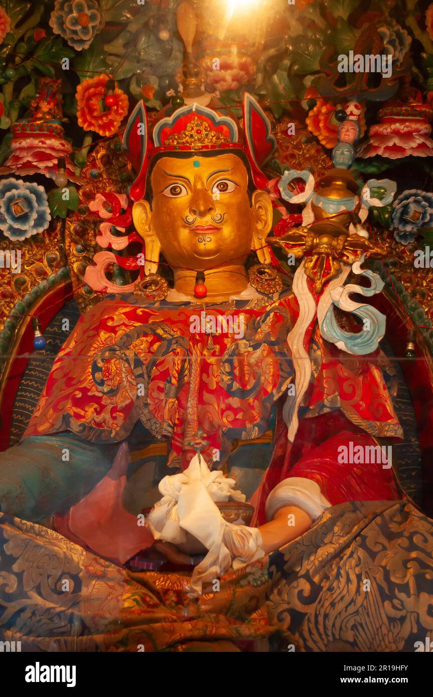 Sikkim, Indien - 22. März 2004 : Glasüberzogene, farbenfrohe buddhistische Götter, Göttinnen, die frühere Geburten Buddhas darstellen, im buddhistischen Andhey-Kloster. Stockfoto