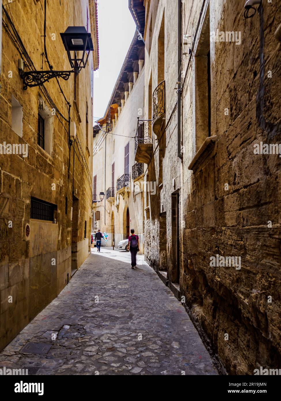 Enge Straße in der Altstadt von Palma auf Mallorca, Spanien Stockfoto