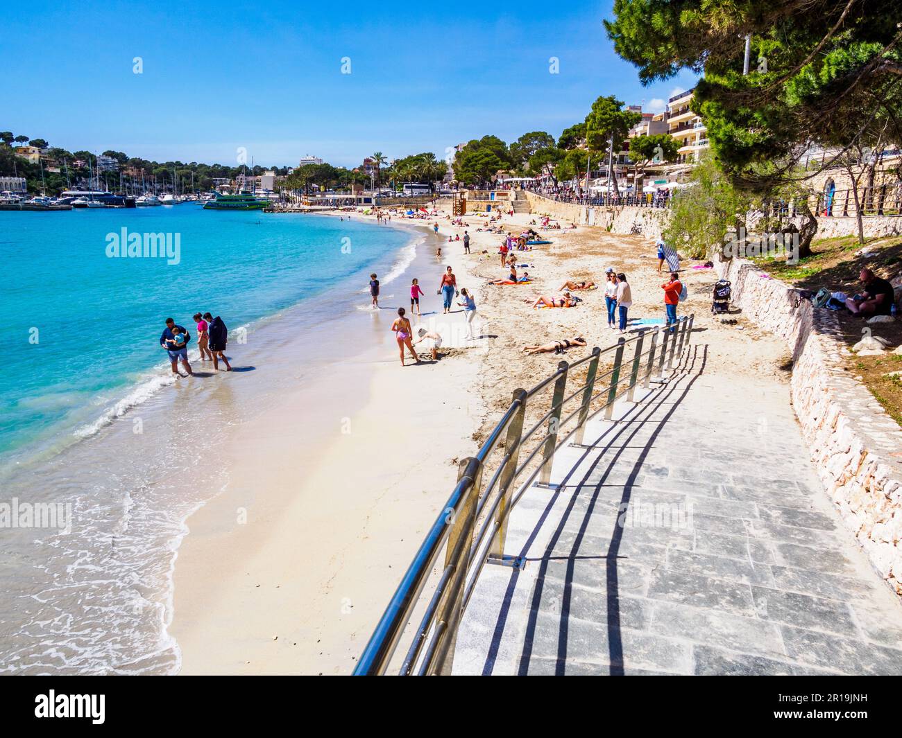 Der Strand in Porto Cristo, ein Ferienresort, Jachthafen und Fischerdorf an der Küste von Südost-Mallorca Spanien Stockfoto