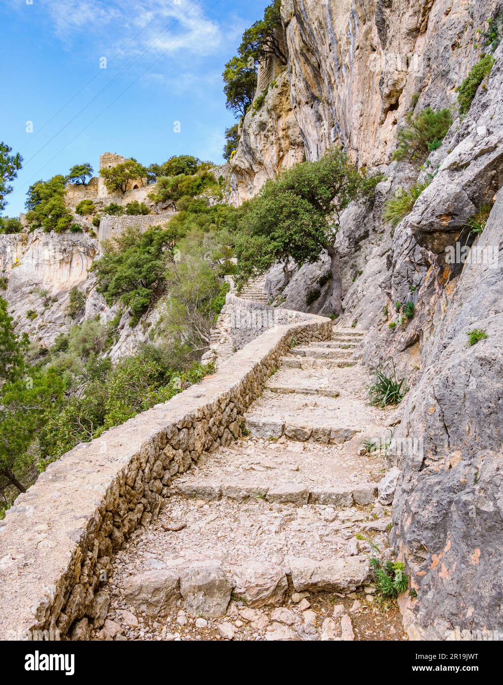 Steiler Pfad zum Pförtnerhaus der Festung Castell d'Alaro auf dem Gipfel des Puig d'Alaro im Tramuntana-Gebirge von Mallorca Spanien Stockfoto