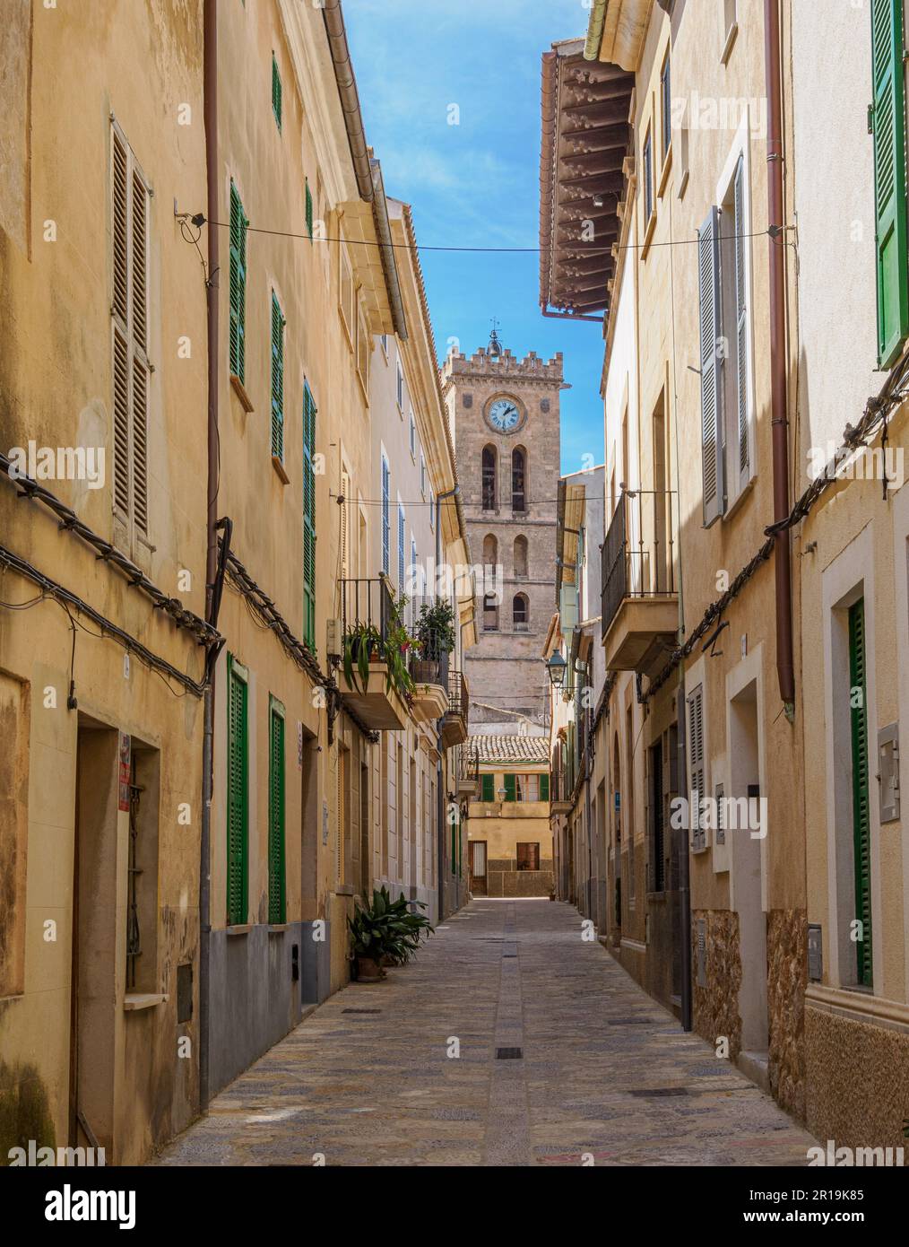 Enge Straße und Kirchturm in der schönen Stadt Pollenca im Tramuntana-Gebirge von Mallorca Spanien Stockfoto