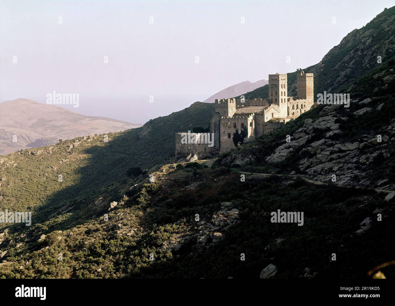 AUSSENANSICHT DES MONASTERIO DE SAN PEDRO DE RODAS - SIGLO XI - SIGLO XI - FOTO AÑOS 70. LAGE: MONASTERIO DE SAN PEDRO DE RODAS. PORT DE LA SELVA / PUERTO DE LA SELVA. GERONA. SPANIEN. Stockfoto